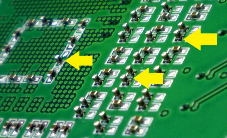 Hình 2. Lỗi tombstone trên bảng mạch pcb